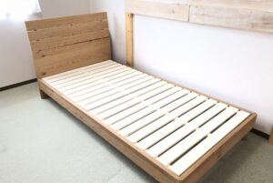 木製フレームのすのこベッド（シングル）